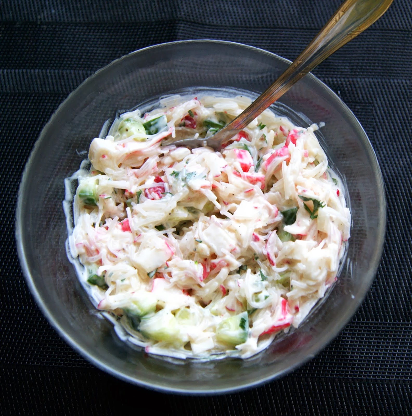 W kuchni Zouuzy Sałatka z surimi i makaronem ryżowym