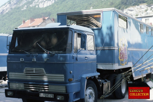 Un des camion semi remorque bleu du cirque national Français 