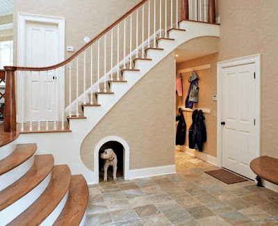 Jei namuose yra laiptai, štai taip galima išnaudoti erdvę po jais