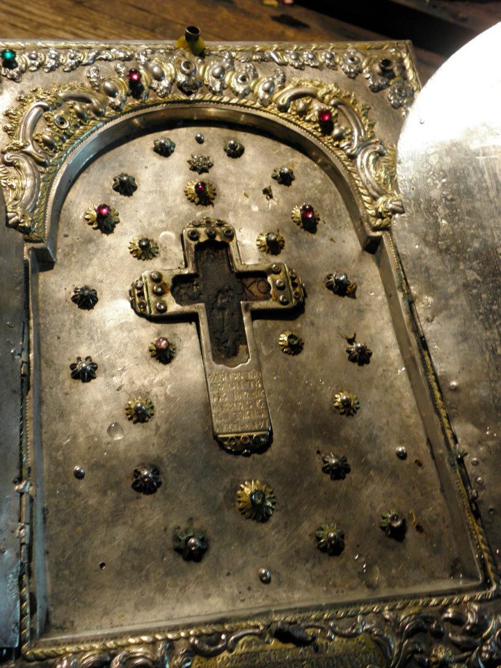 Σταυροθήκη με τεμάχιο Τιμίου Ξύλου από την Ιερά Μονή Μεγίστης Λαύρας Αγίου Όρους.