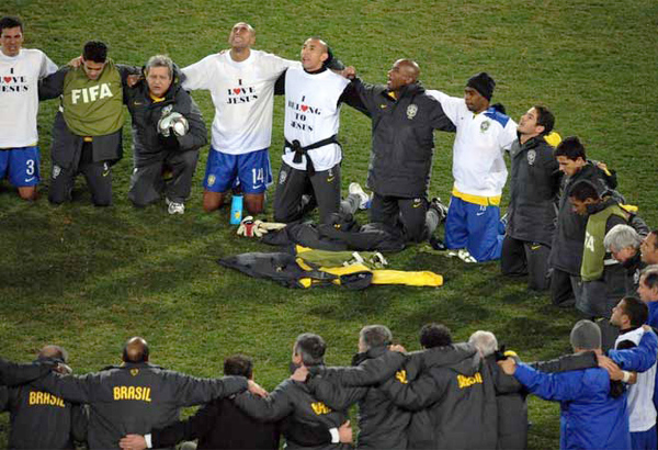 Selección brasileña orando en la cancha de estadio