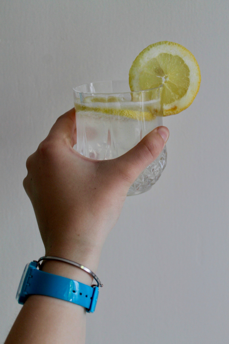 Refreshing Summer Drinks: lemonade with lemon wedges