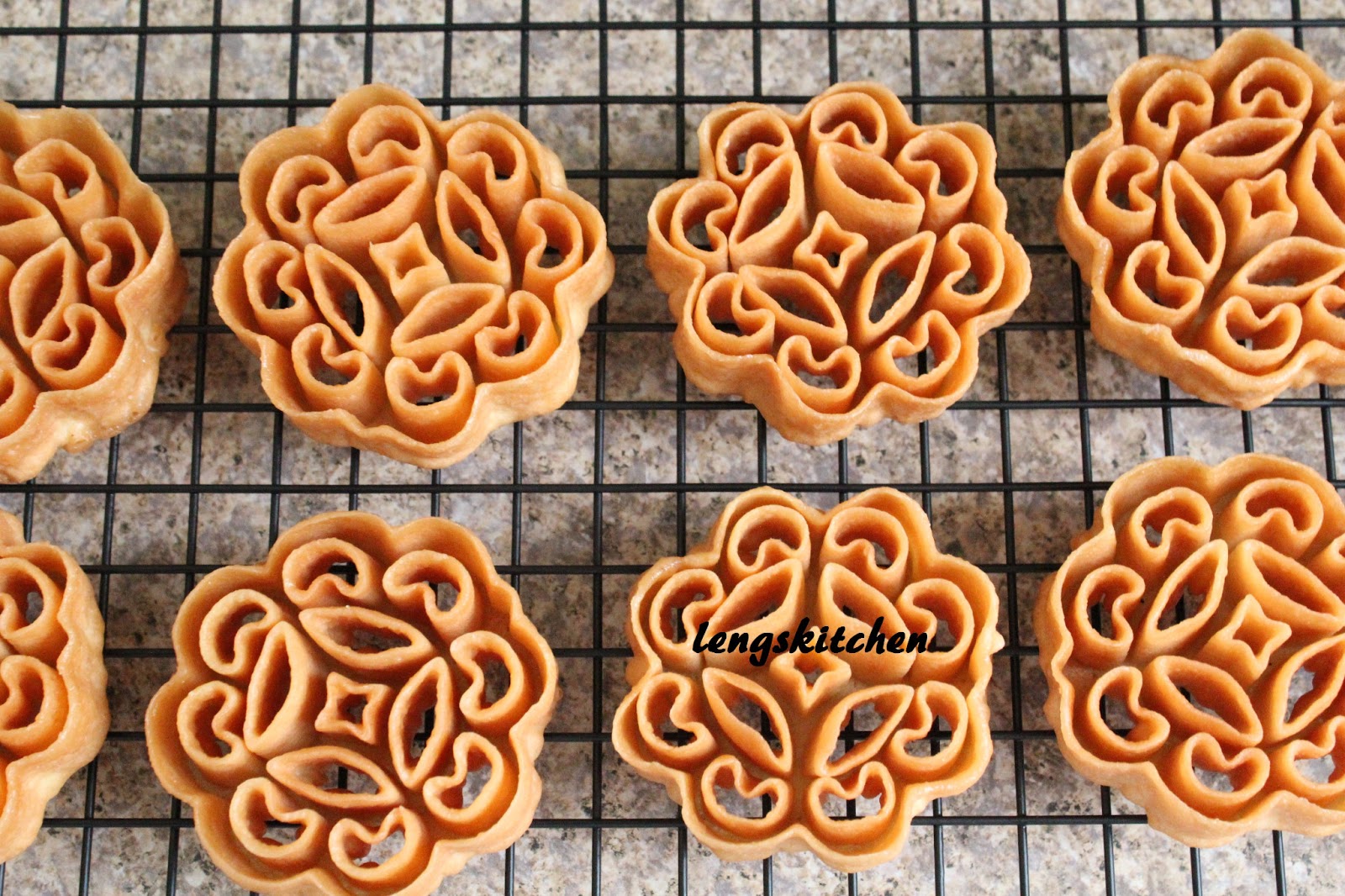 Minty's kitchen: kuih bangkit Kitchen Chaos: Beehive Cookies (Kuih Rose) 蜂窝饼 - Chinese New Year Series