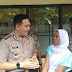 Kombespol M Iqbal Kapolrestabes Surabaya saat berbincang dengan Solihah wanita yang diamankan polisi atas dugaaan penculikan anak di SDN Mojo