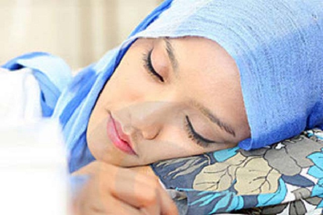 Image result for wanita berhijab sedan tidur