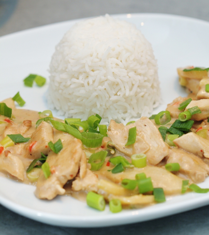 Två små kök Jordnötssås med kyckling, chili och lime