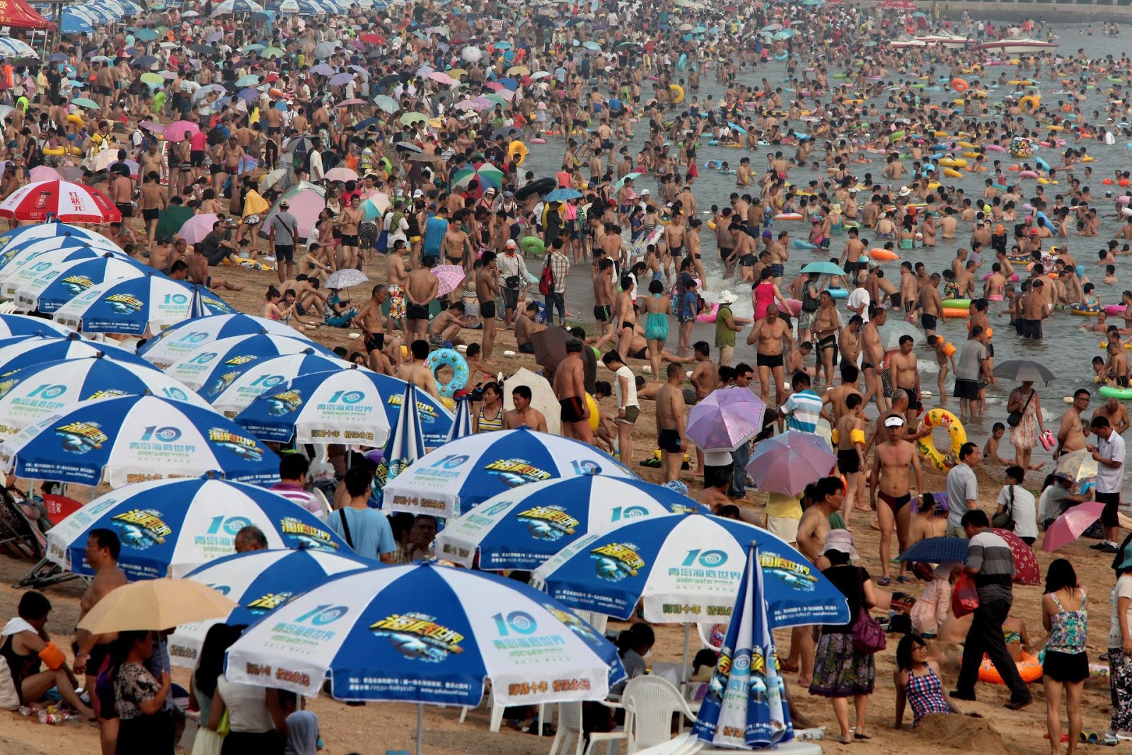Пляж много людей