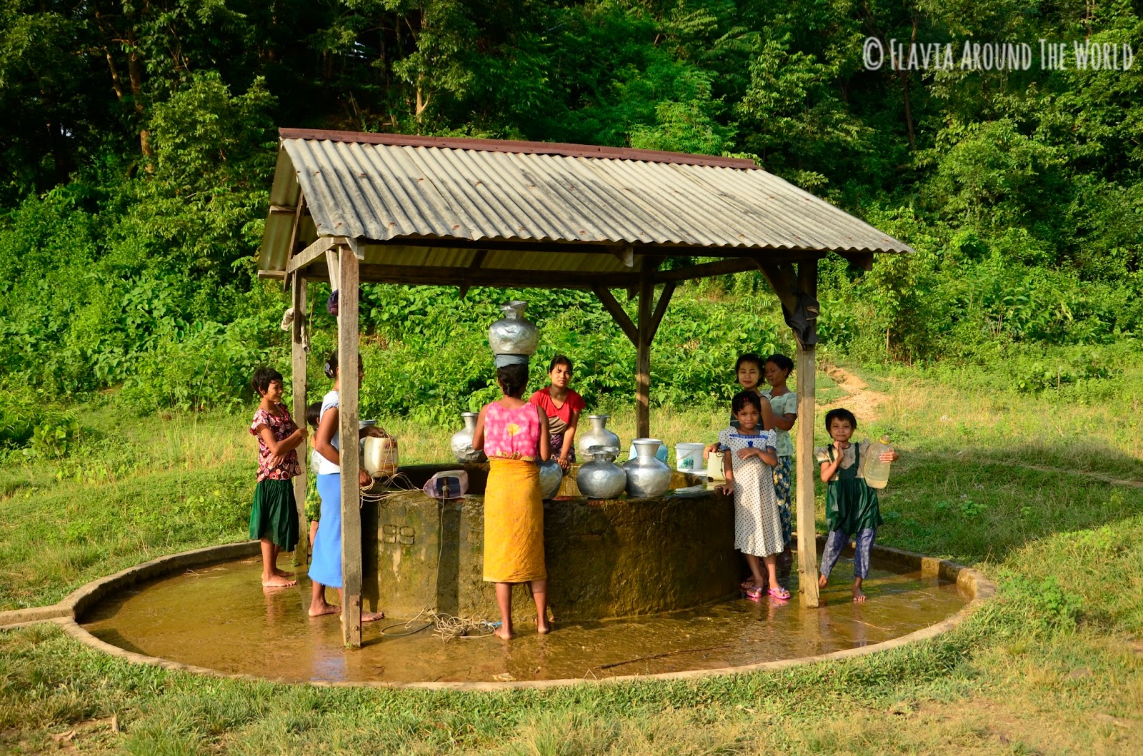 Mujeres y niñas cogiendo agua del pozo en Mrauk U Mujeres y niñas cogiendo agua del pozo en Mrauk U