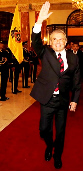 Luis Castañeda Lossio Foto de Luis Castañeda Lossio parado