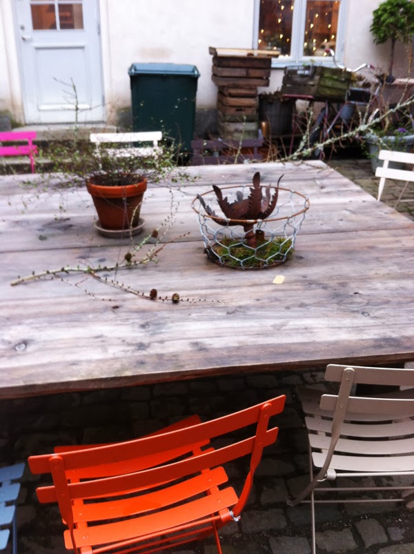 stort trädgårdsbord, bygga eget bord, bord av tjocka plank, projekt för sommaren, 