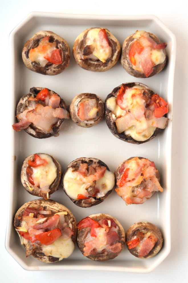  Pepper Jack and Bacon Stuffed Mushrooms are ready in just 20 minutes and make the perfect easy and flavorful appetizer that everyone will love with melty, spicy pepper jack cheese and hickory smoked bacon! www.nutritionistreviews.com