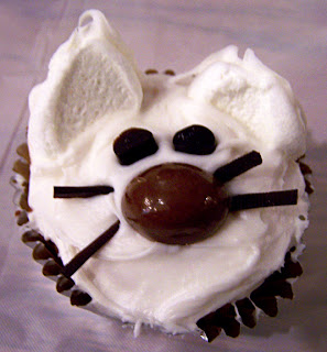 Kitty cupcake treat!