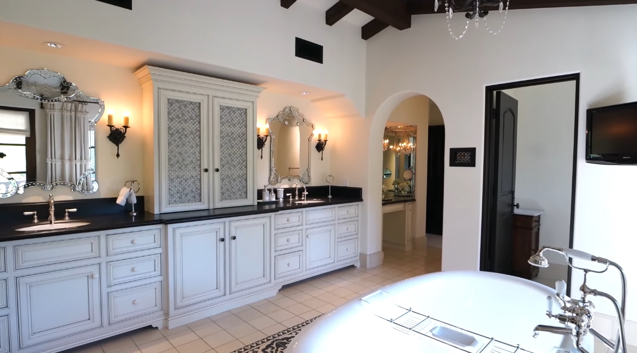 19 Photos vs. This Arizona Mega Mansion Features the Largest Private Lazy River in America - Luxury Home & Interior Design Video Tour 19 Photos vs. This Arizona Mega Mansion Features the Largest Private Lazy River in America - Luxury Home & Interior Design Video Tour