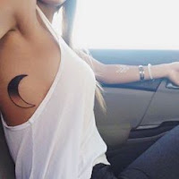 Tatuajes femeninos en las costillas luna