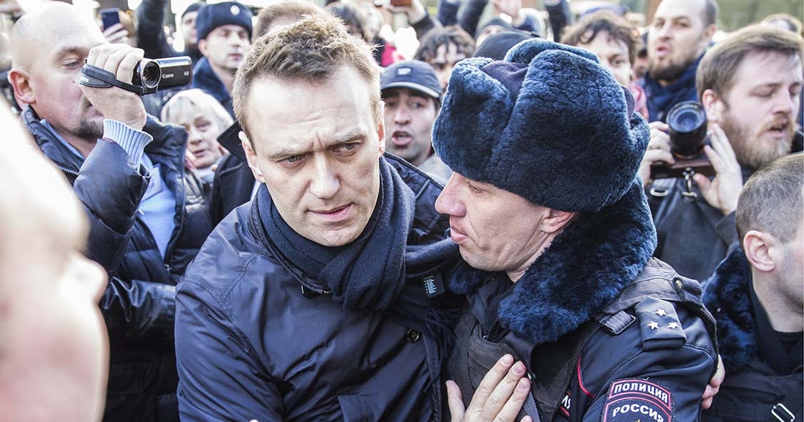 Кто стоит за навальным на самом. Навальный с фингалом.