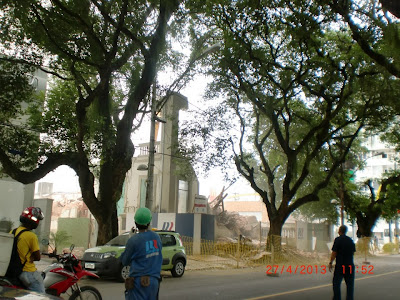 As ultimas paredes do Casarão na Vitória sendo derrubadas UEC. Imagem: Vitória Régia Sampaio 2013.