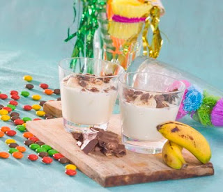 Proses pembuatan minuman kreatif dengan bahan-bahan segar