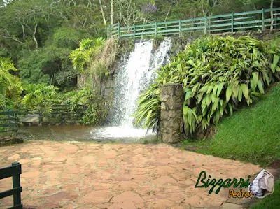 Pedra para cascata na piscina, tipo pedra moledo, com o piso de pedra em volta da cascata com caco de pedra São Carlos.