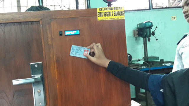 Kini Mengunci Rumah Bisa Pakai E-KTP! Seperti Temuan Dua Siswa SMKN 2 Bandung Ini Kini Mengunci Rumah Bisa Pakai E-KTP! Seperti Temuan Dua Siswa SMKN 2 Bandung Ini