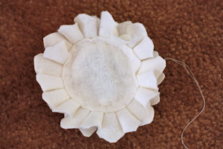 como hacer una corona de flores con fieltro como hacer flores de fieltro