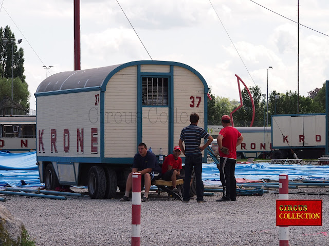 Les monteur du chapiteau du Circus Krone, 2012 prennes une pause autour d'une roulotte du cirque