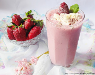 Milkshake cu zmeura, capsuni si inghetata