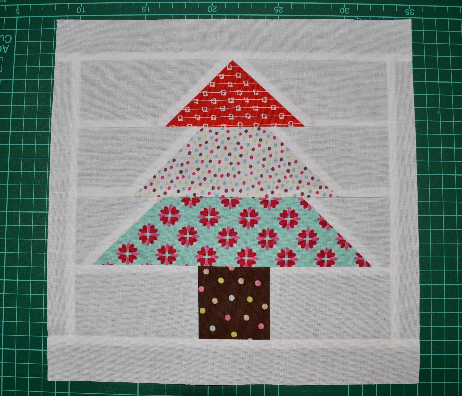 HugaBit Quilts. Tutorial Christmas Tree Block