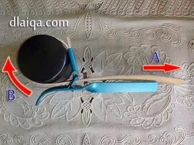 kencangkan dengan alat khusus (strap wrench)