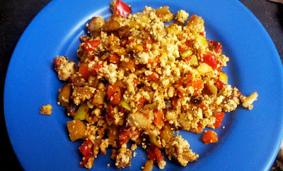 revuelto vegano, tofu, calabaza, pimiento