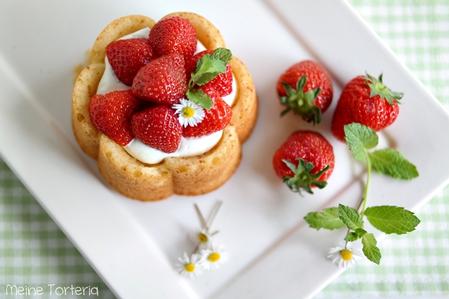 Frühlingshafte Zitronen-Erdbeer-Küchlein mit Mascarponecreme