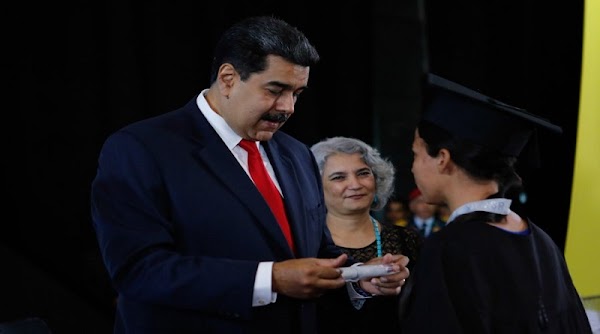 Maduro regañó en cadena nacional a maestro que pidió un salario decente (video) Maduro regañó en cadena nacional a maestro que pidió un salario decente (video)