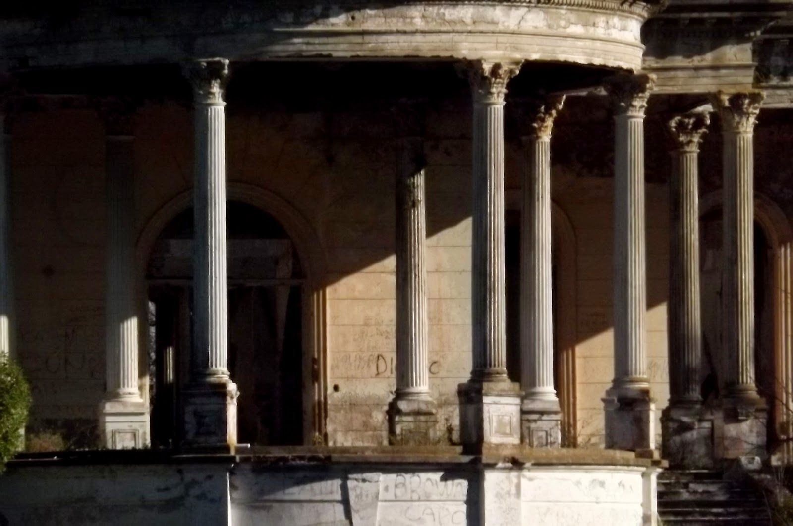 Ensenada de Barragán PALACIO PIRIA... COLUMNAS Fotos Fernando Mengui