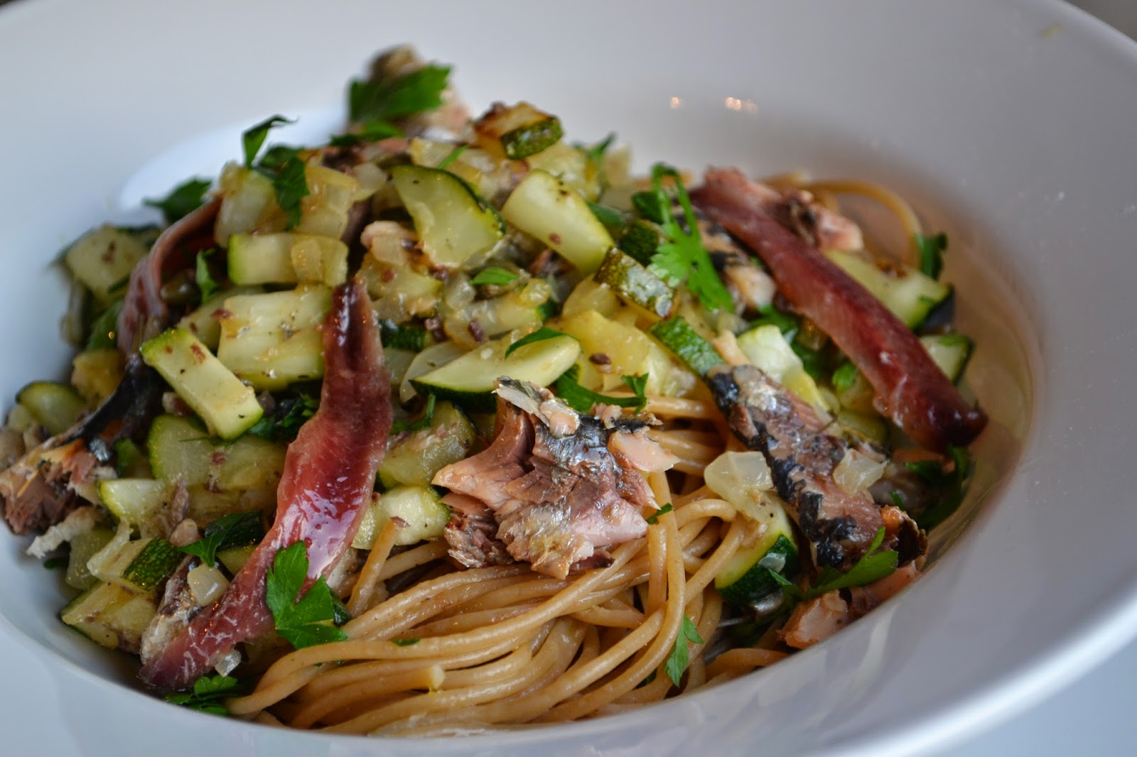 Eet lekker Spaghetti met sardines en courgette
