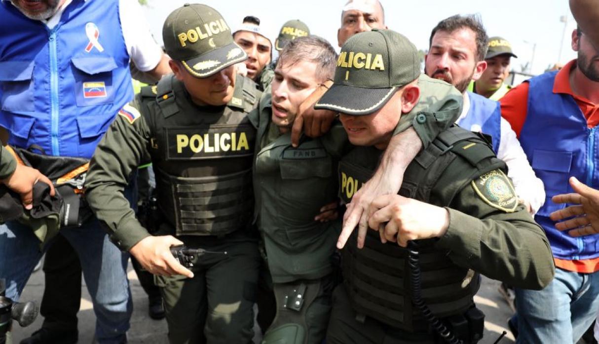 MILITARES BUSCAN REFUGIO EN COLOMBIA