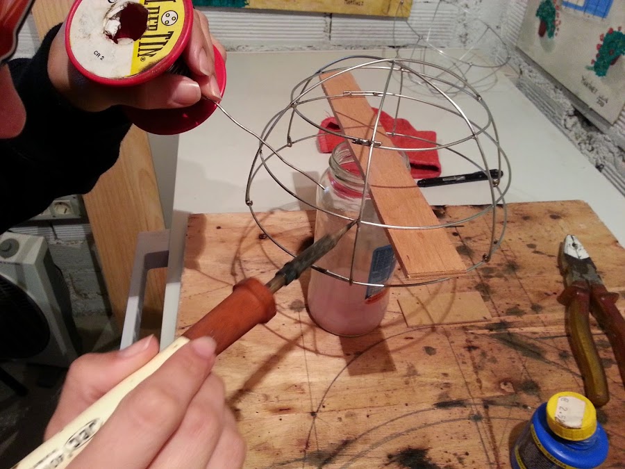 crear las esferas luminosas soldando escaparate navideño