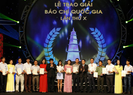 Nguoi lam bao khong uon cong ngoi but truoc nhung cam do - Anh 3