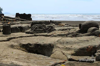 batu malin kundang pantai air manis padang