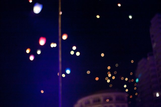 Мерцающие огни на бульваре. Мигающие огни на группу. Мерцающие огни в небе 05.05.2021. Шар с мигающими огнями в ночном небе над Санкт-Петербургом