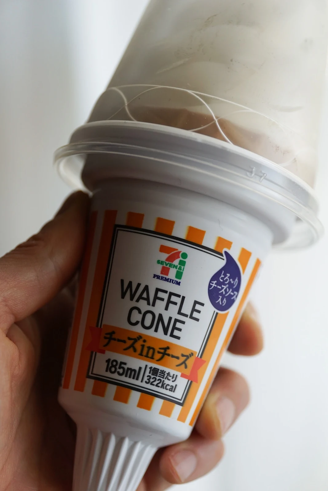 セブンイレブンのワッフルコーンのチーズinチーズ