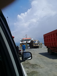 antre menunggu giliran masuk ke dalam fery di pelabuhan tarjun pelabuhan tarjun