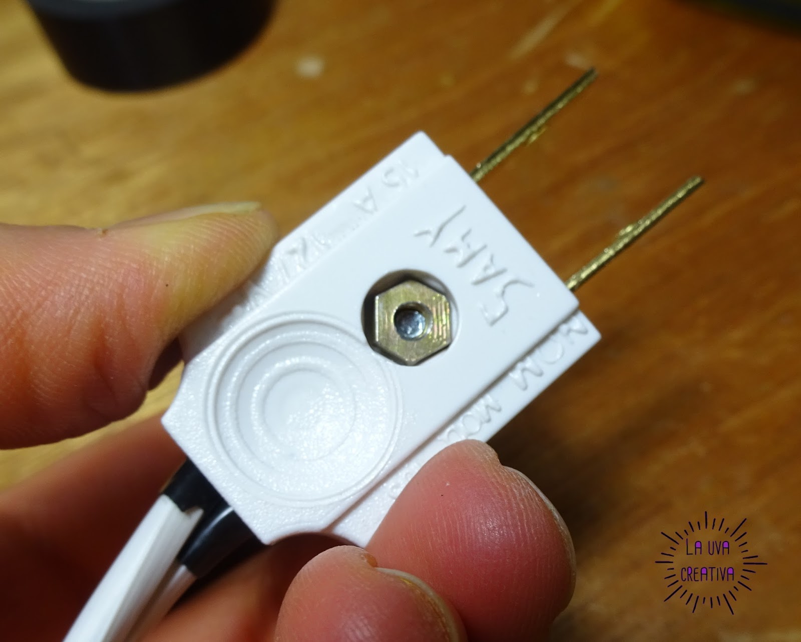 La Uva Creativa: Cómo poner una clavija al cable