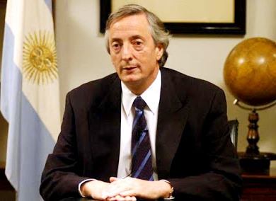 Néstor Kirchner Foto de Nestor Kirchner cerca a la bandera Argetina