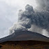 El volcán Popocatépetl expulsa fragmentos incandescentes tras la última explosión