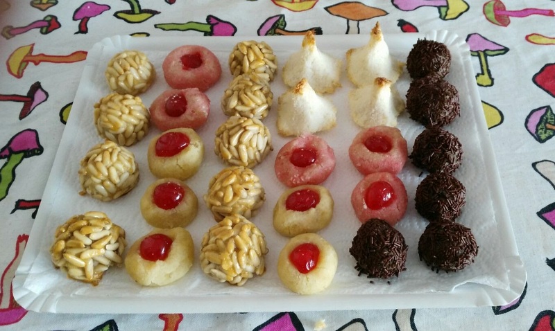 Bandeja con surtido de panellets.