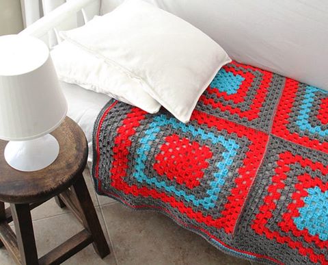 manta crochet cuadrados grande - Coloridas mantas tejidas a crochet para decorar los ambientes