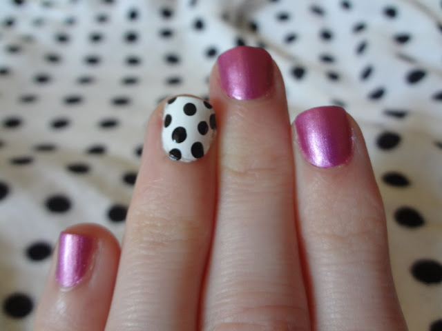 black and white polka dots as an accent nail with pink nails