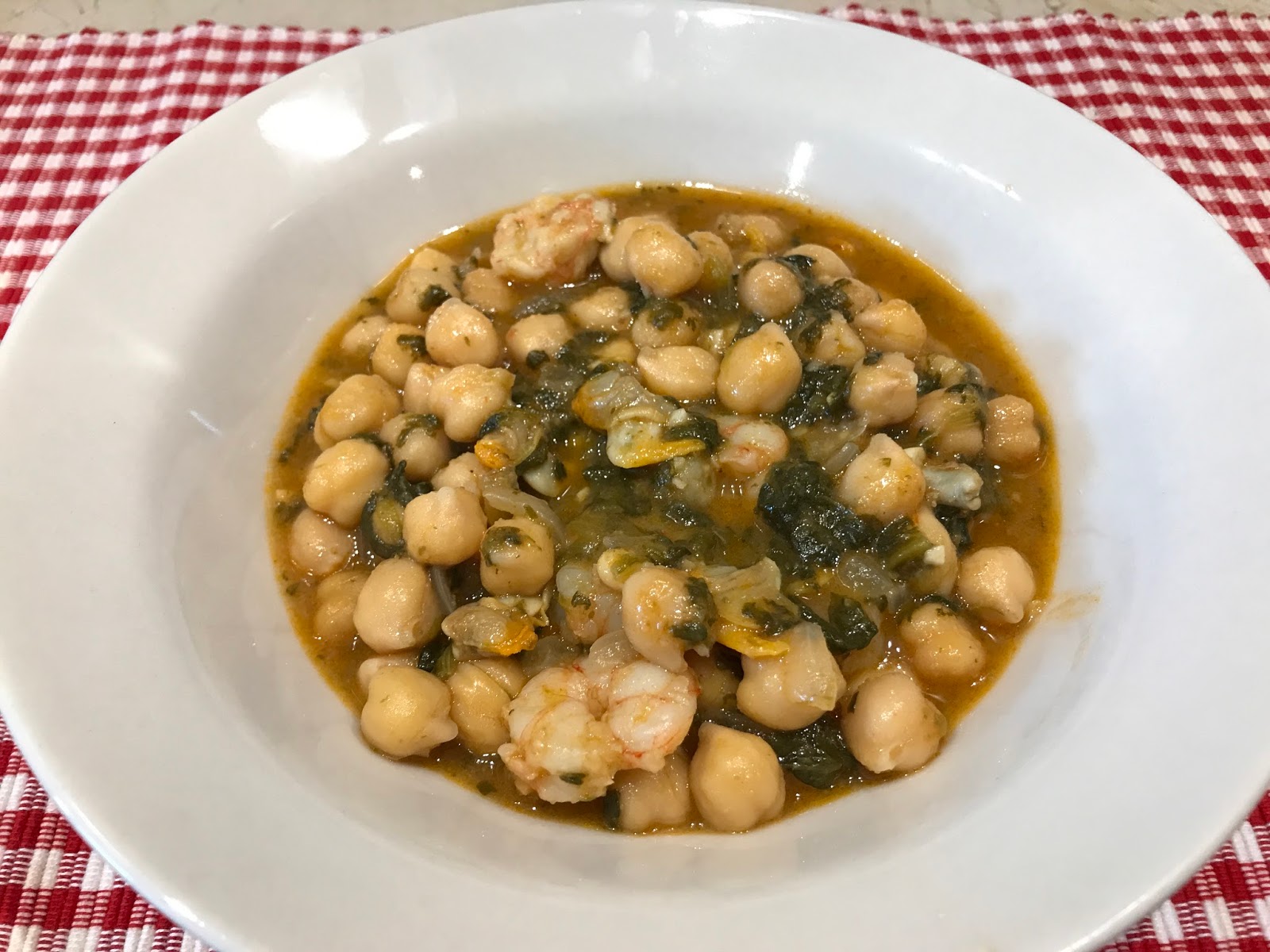 Garbanzos con berberechos, gambas y espinacas
