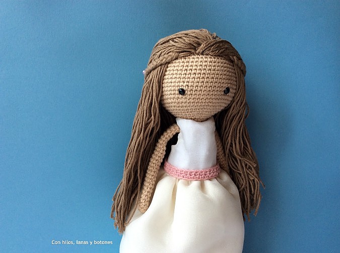 Con hilos, lanas y botones: Muñeca amigurumi Primera Comunión