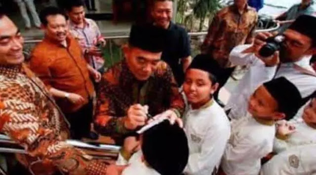 Beredar Viral Foto Mendikbud Tanda Tangan di Jidat Anak SD