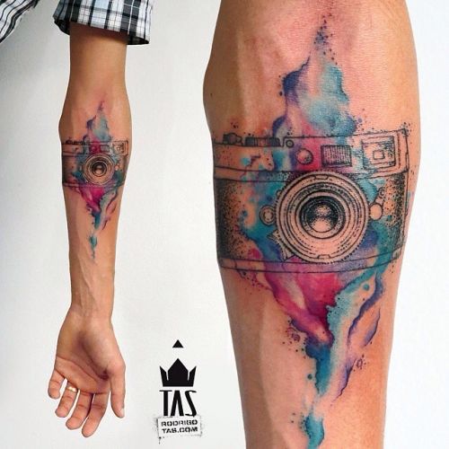 Tatuagem Masculina Aquarela no braço